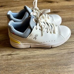 On Roger Federer Court shoes